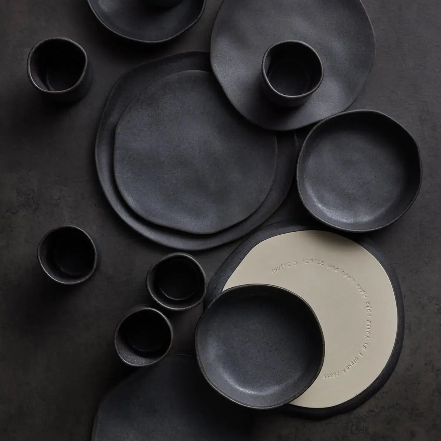 Stone by Mercer Project Modernes 16-teiliges Geschirrset aus geprägtem Steinzeug, Teller- und Schüsselset, Geschirrset für 4 Personen, Grau - GYLDNE GRÆNSE Gourmet Online Shop