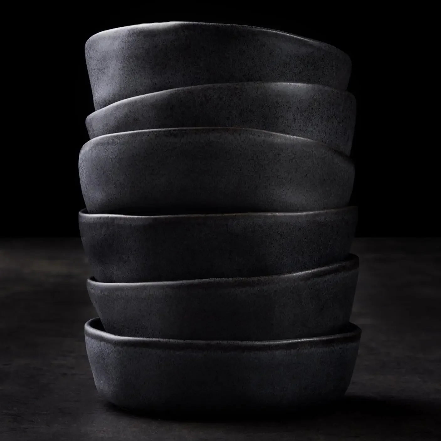 Stone by Mercer Project Modernes 16-teiliges Geschirrset aus geprägtem Steinzeug, Teller- und Schüsselset, Geschirrset für 4 Personen, Grau - GYLDNE GRÆNSE Gourmet Online Shop
