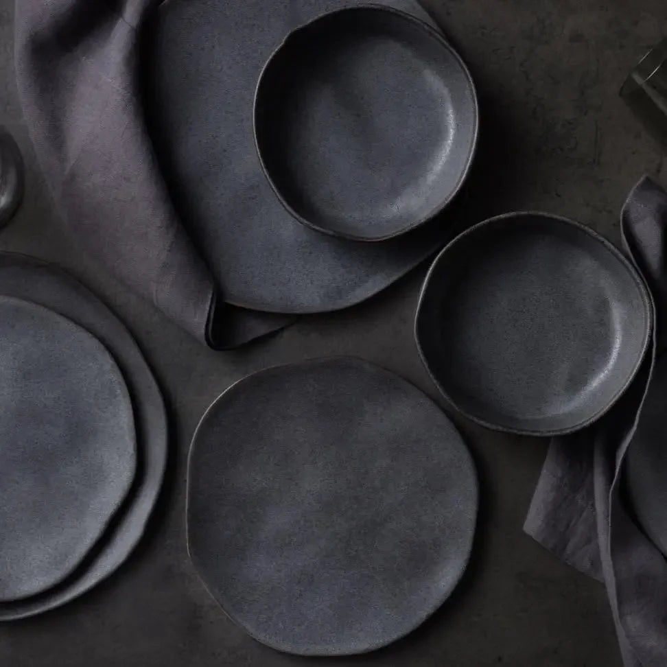 Stone by Mercer Project Modernes 16-teiliges Geschirrset aus geprägtem Steinzeug, Teller- und Schüsselset, Geschirrset für 4 Personen, Grau - GYLDNE GRÆNSE Gourmet Online Shop