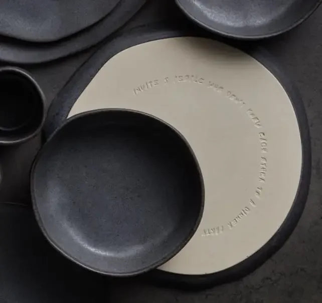 Stone by Mercer Project Modernes 16-teiliges Geschirrset aus geprägtem Steinzeug, Teller- und Schüsselset, Geschirrset für 4 Personen, Grau - GYLDNE GRÆNSE Gourmet Online Shop