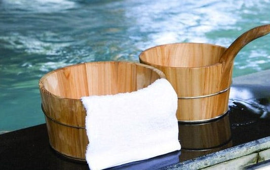Holzfass und Kochlöffel aus Holz Holzwanne Butterfass Kosmetik Spa - G﻿YLDNE GRÆNSE Gourmet Online Shop 