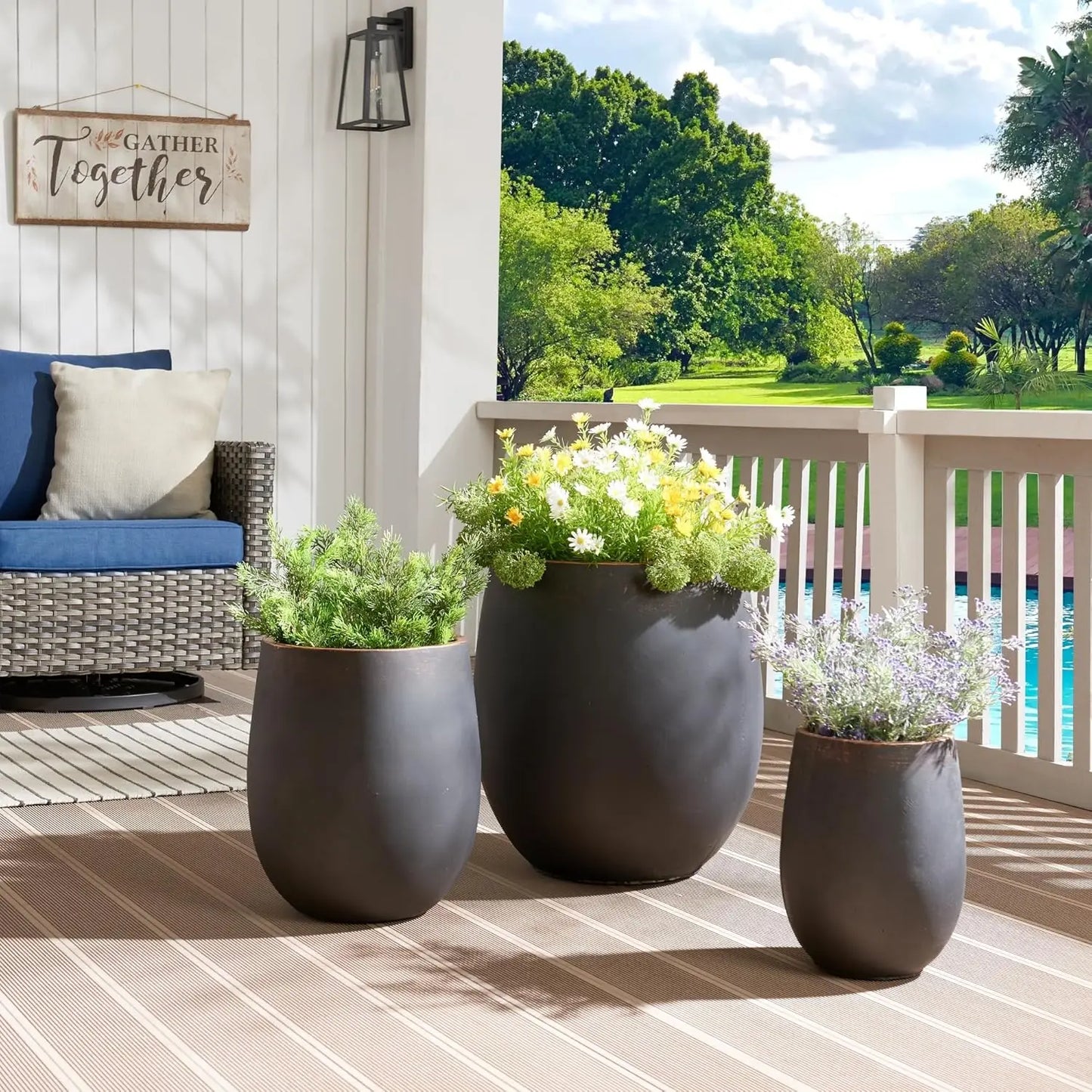 Runde Beton Pflanzgefäß Set mit 3 großen Outdoor-Pflanzgefäßen, schwarz mit goldenem Rand Blumentöpfe mit Abflusslöchern Vase Outdoor - G﻿YLDNE GRÆNSE Gourmet Online Shop 